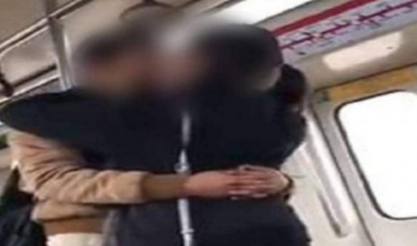 Delhi couple kissing virally Metro splits Twitter 2023 1