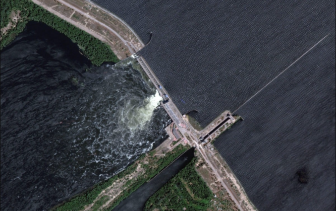 Massive Soviet-era dam in southern Ukraine bursts, releasing deluge 2023 3