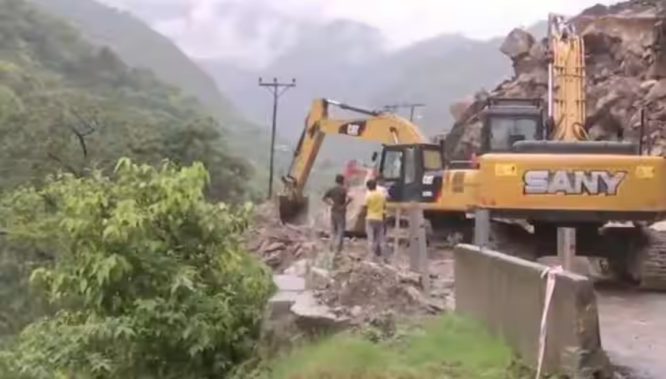 Himachal Floods: Six Dead, 124 Roads Damaged, 200 Tourists Stranded 2023 1