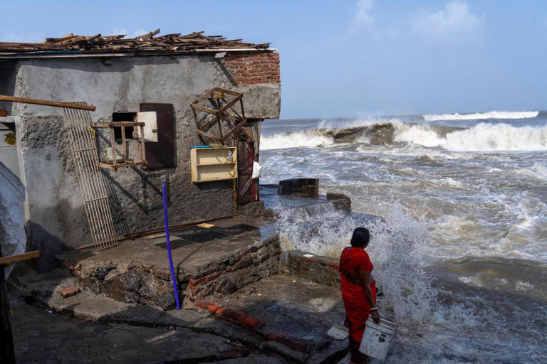 Strong Winds, Heavy Rains Hit Gujarat; Army Ready for Landfall 2023 2